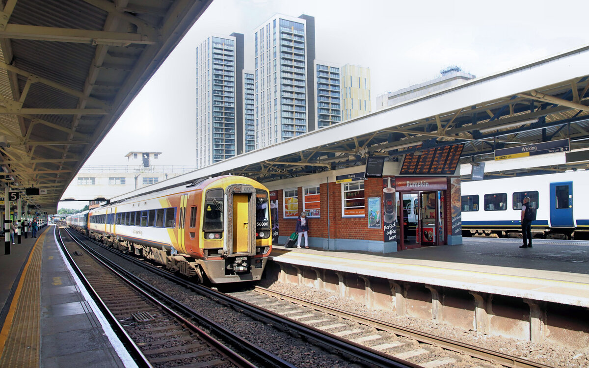 Zwei Züge der Class 158 im Dienste des Betreibers  Southwestern Railway  in Woking, westlich von London. 17.Juni 2024 