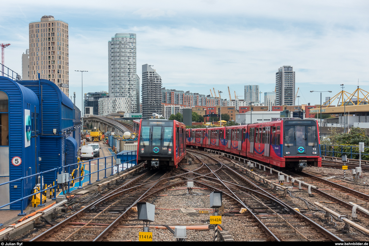 Zwei Züge der DLR kreuzen sich am 11. August 2017 bei der Station Poplar.