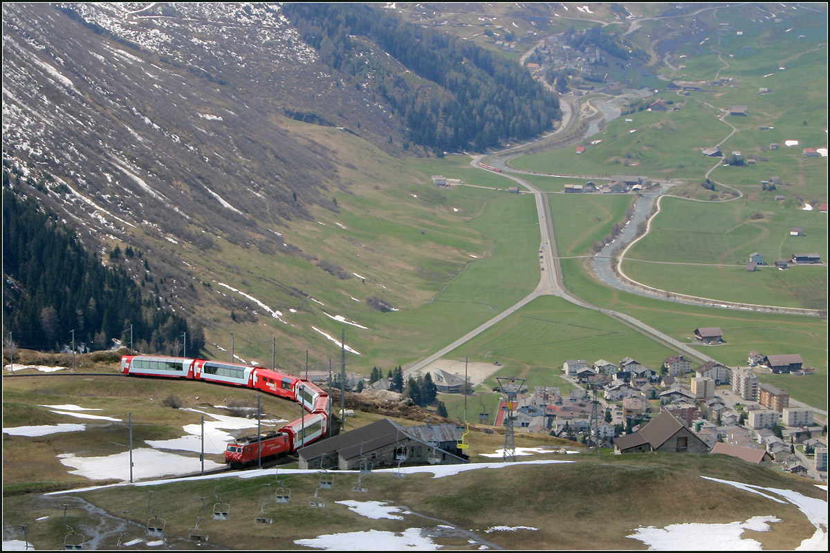 Zwei Züge folgen ihren Gleisen -

Blick von Nätschen über Andermatt das Tal Reuss entlang nach Hospental. In der obersten Kehre ein Clacier-Express Richtung Disentis. Im Tal ein Regionalzug, Fahrrichtung unbekannt.

11.05.2008 (M)