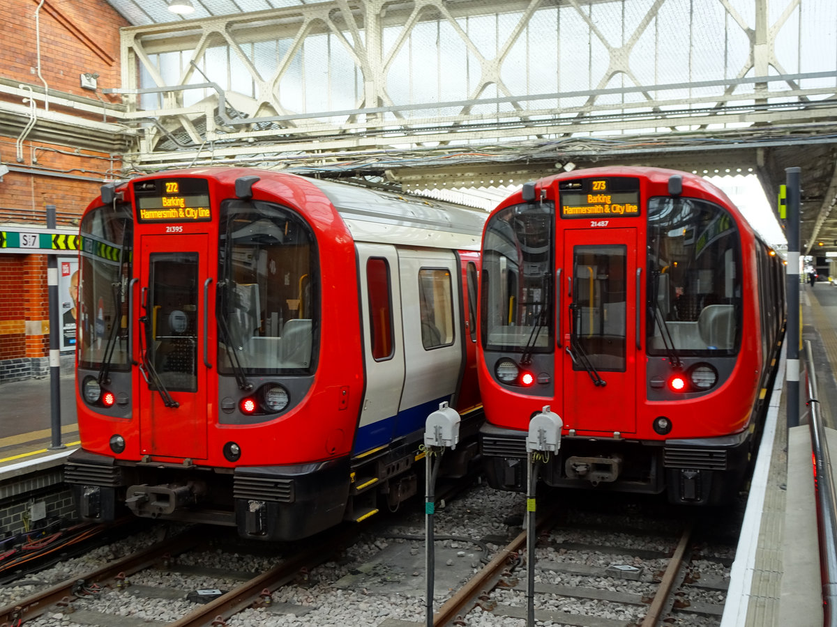 Zwei Züge der Hammersmith & City Line Richtung Barking stehen im Bahnhof Hammersmith, 13.10.2018.