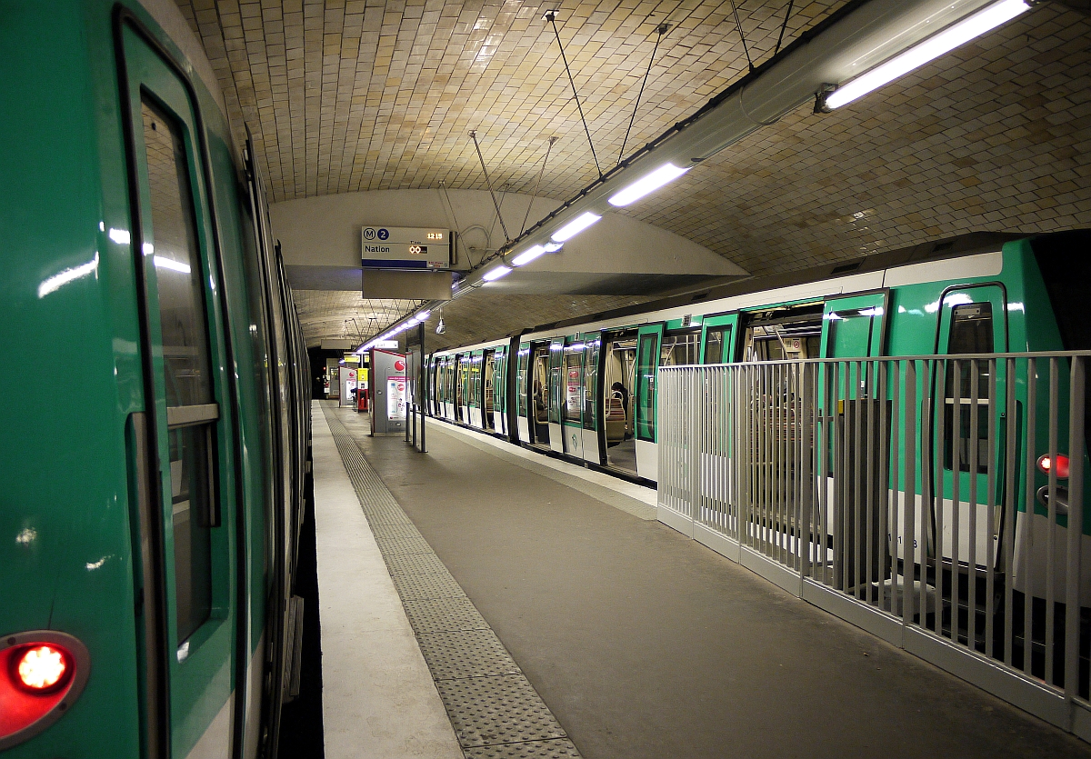 Zwei Züge der Pariser Metro in  Porte Dauphine  - Endstation der Linie 1, ganz im Westen der französischen Hauptstadt. 17.1.2014