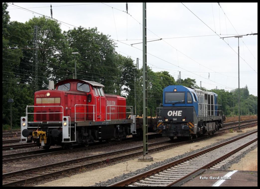 Zwei Züge sind am 24.06.2015 nacheinander aus Georgsmarienhütte in Hasbergen angekommen. Während Railion 294571 bereits auf Ausfahrt in Richtung Osnabrück wartet, setzt OHE 1041 gerade um.