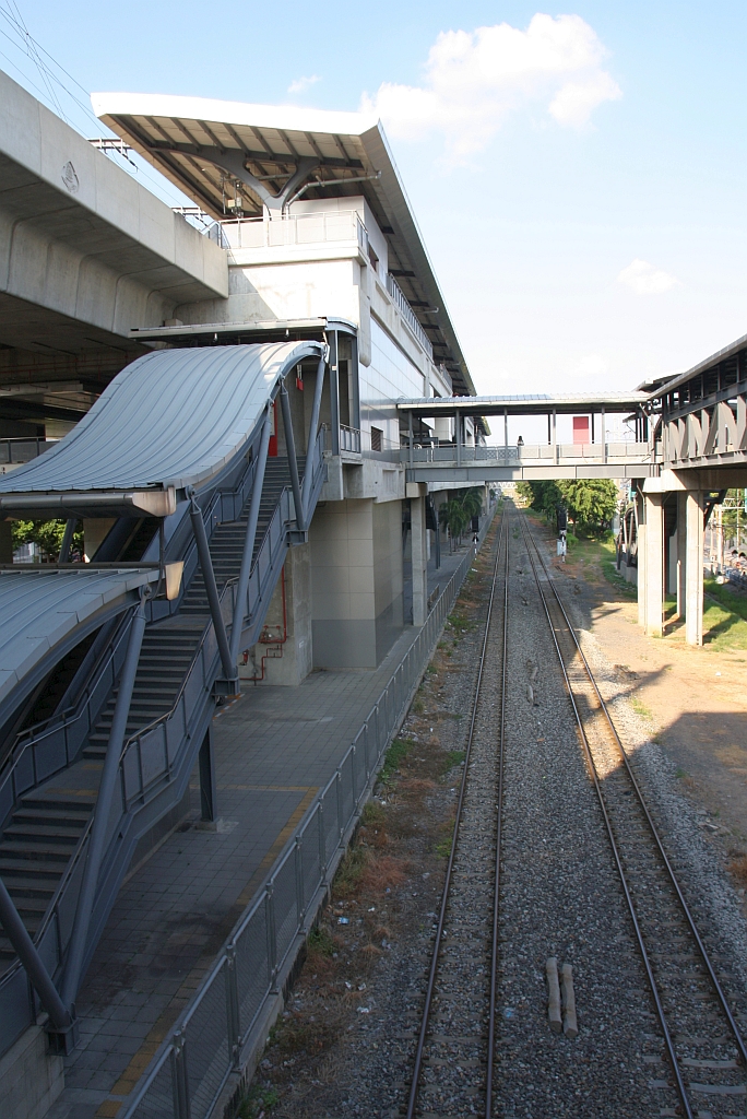 Zwei der Zugänge zur SRTET Lak Si Station (RN06) am 11.Dezember 2023. - Rechts bzw. unterhalb davon die planmäßig nicht mehr befahrene Trasse der SRT Northern Line. Die SRT Züge benützten seit Inbetriebnahme der Krungthep Aphiwat Station am 19.Jänner 2023 bis Rangsit die Hochtrasse.