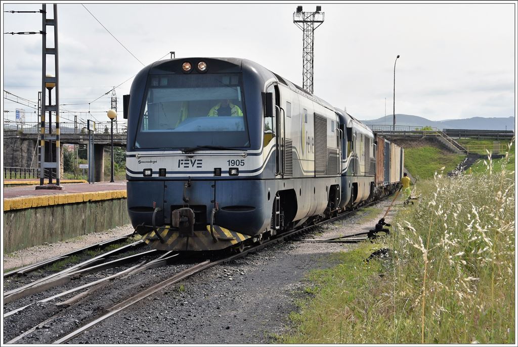 Zwei Zweikraftlokomotiven im Dieselbetrieb verlassen mit einem langen Containerzug den Bahnhof Barreda Richtung Hafen Santander. (22.05.2016)