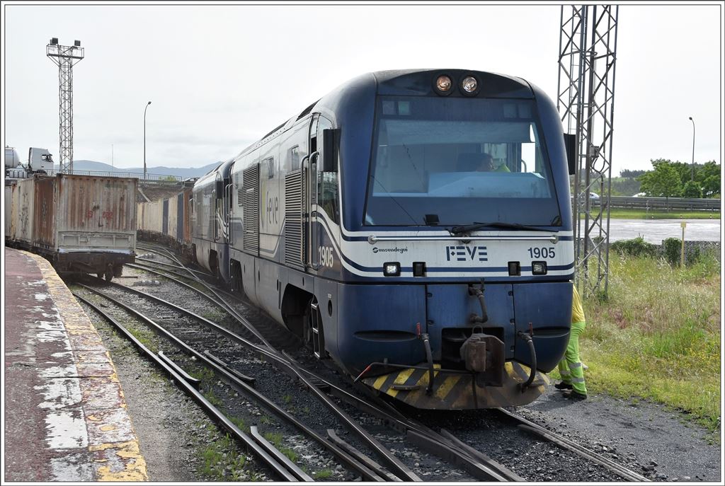 Zwei Zweikraftlokomotiven im Dieselbetrieb verlassen mit einem langen Containerzug den Bahnhof Barreda Richtung Hafen Santander. (22.05.2016)