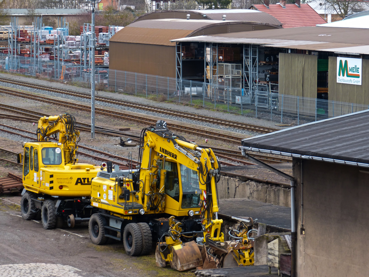 Zwei Zweiwegebagger, die wohl nicht miteinander reden, standen am 26.03.2016 auf dem Gelände der Harzer Schmalspurbahnen. 26.03.2016