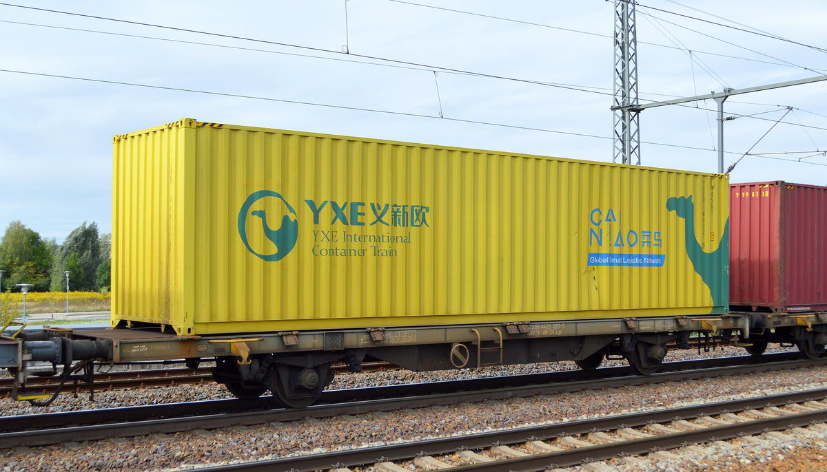 Zweiachsiger Containertragwagen vom slowakischen Einsteller AWT Rail SK a.s mit der Nr. 23 RIV 56 SK-AWTSK 4425 020-3 Lgs in einem Containerzug am 08.09.20 Bf. Golm (Potsdam). 
