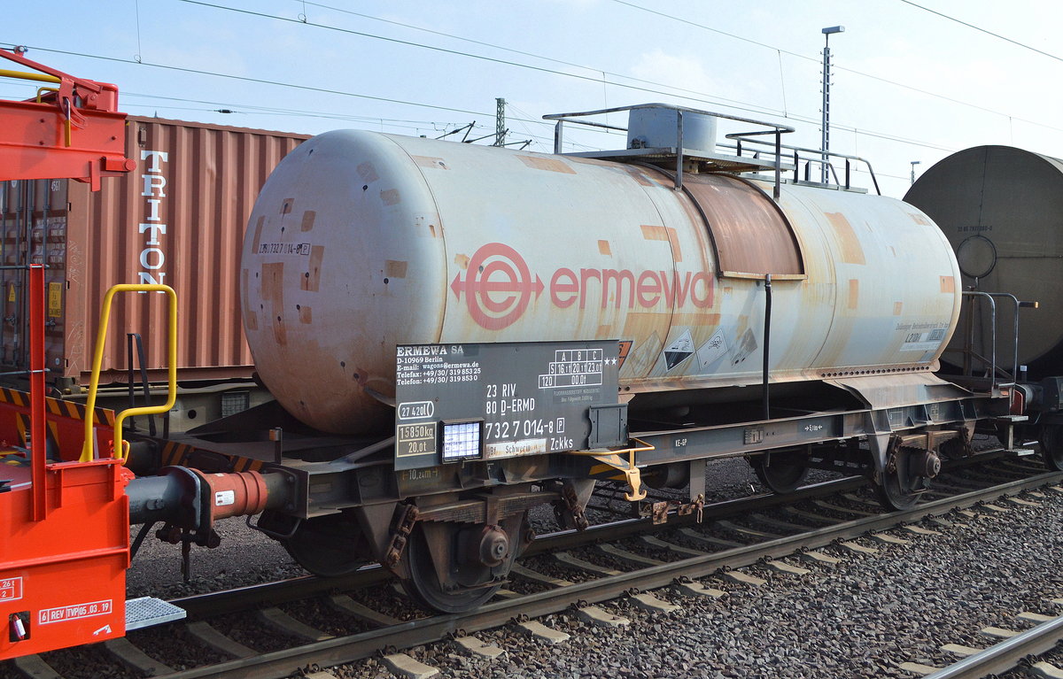 Zweiachsiger Kesselwagen vom Einsteller ERMEWA SA mit der Nr. 23 RIV 80 D-ERMD 7327 014-8 (P) Zckks Bf. Schwerin in einem gemischten Güterzug am 21.03.19 Magdeburg Hbf. 