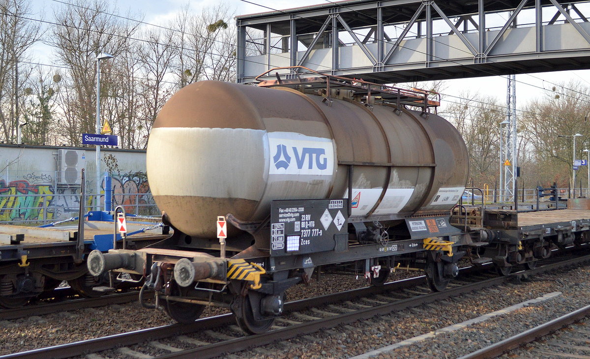Zweiachsiger Kesselwagen vom Einsteller VTG AG mit der Nr. 23 RIV 80 D-VTG 7377 777-9 Zces Befüllung: siehe UN-Nr.: 60/3293 = Hydrazin, wässrige Lösung mit höchstens 37 Masse-% Hydrazin am 17.12.20 in einem gemischten Güterzug Bf. Saarmund.