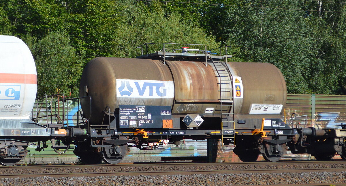 Zweiachsiger Kesselwagen vom Einsteller VTG AG mit der Nr. 23 RIV 80 D-VTG 7366 591-7 Zcs Befüllung lt. UN-Nr.: 80/2031 = Salpetersäure, andere als rotrauchend, mit höchstens 70 % Säure in einem gemischten Güterzug am 08.09.21 Hamburg-Harburg.