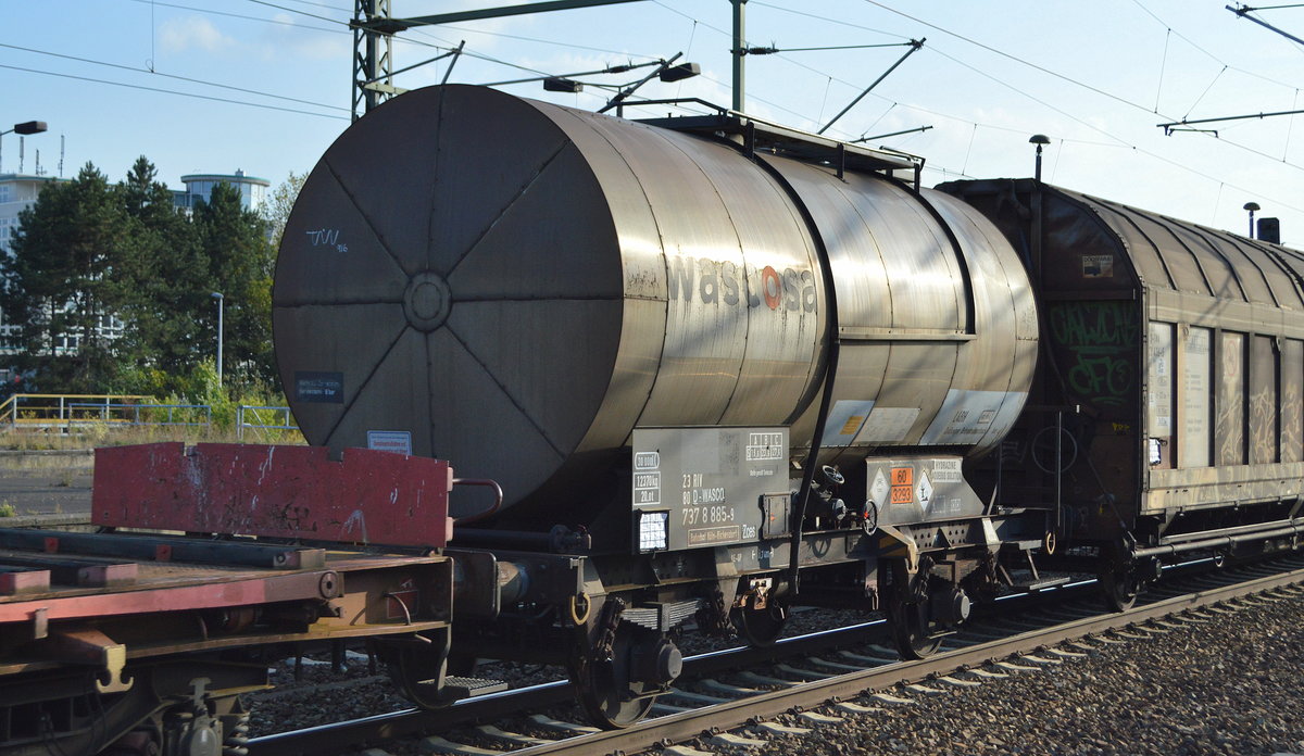 Zweiachsiger Kesselwagen vom Einsteller wascosa mit der Nr. 23 RIV 80 D-WASCO 737 8 886-9 Zces Bahnhof Köln-Bickendorf (UN-Nr.: 60/3293 = Hydrazin, wässrige Lösung mit höchstens 37 Masse-% Hydrazin) in einem gemischten Güterzug am 04.09.18 Bf. Flughafen Berlin-Schönefeld.