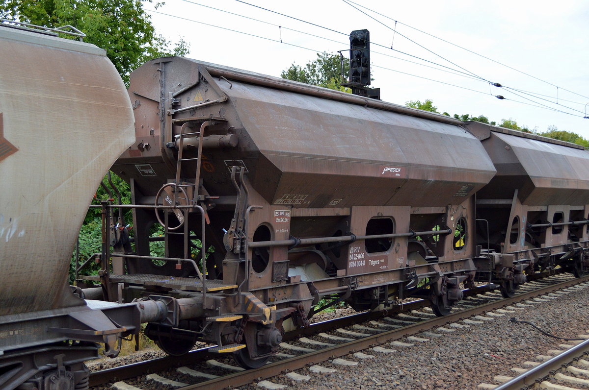 Zweiachsiger Schüttgutwagen mit Schwenkdach und dosierbarer Schwerkraftentladung vom tschechischen Einsteller Railco, a.s. mit der Nr. 23 RIV 54 CZ-RCO Tdgrrs 9-499.0 zum Getreidetransport am 24.08.18 Bf. Berlin-Hohenschönhausen.