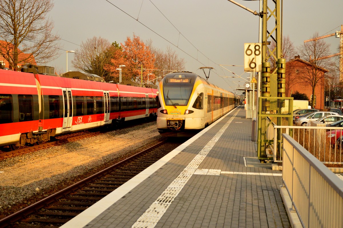 Zweifache Durchfahrt in Korschenbroich.
Der rsx 442 302 links ist nach Aachen als Dienstfahrt unterwegs.
Der Eurobahn ET 7.03 als RE13 nach Hamm Westfalen. 18.2.2015