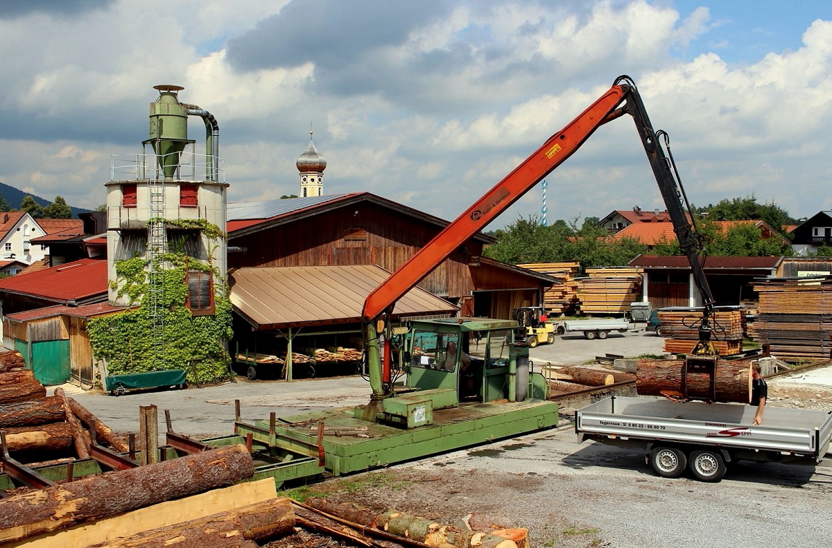 Zweifellos ein Schienenfahrzeug: Das Sägewerk Gasteiger setzt diesen Rundholz-Umschlagwagen der Firma Baljer und Zembrod in ihrem Betrieb im oberbayrischen Fischbachau ein. Angetrieben wird das Fahrzeug durch einen Elektromotor. Das Foto entstand am 14.08.2013 von einem öffentlichen Wanderweg aus, der durch das Betriebsgelände führt.