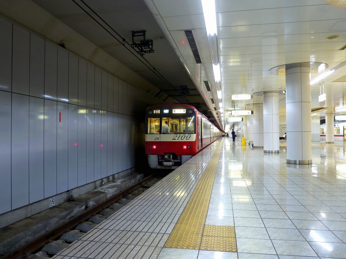 Zweiglinien des Keikyû-Konzerns - die Haneda-Linie (6,5km): Die einzige Zweiglinie auf dem Stadtgebiet von Tokyo führt zum Flughafen Haneda und wurde 1998-2004 durchgehend eröffnet. Sie ersetzt eine heruntergekommene Linie durch ein Gebiet mit Kleingewerbe; der Flughafenverkehr wurde allein vom Tokyo-Monorail bewältigt. Heute kann man von hier in rund 1 Std.30 Min. direkt zum Flughafen Tokyo-Narita gelangen. Bild: Zug 2125 (Serie 2100) an der Endstation Haneda Flughafen Inland-Terminal, 25.Oktober 2011.   