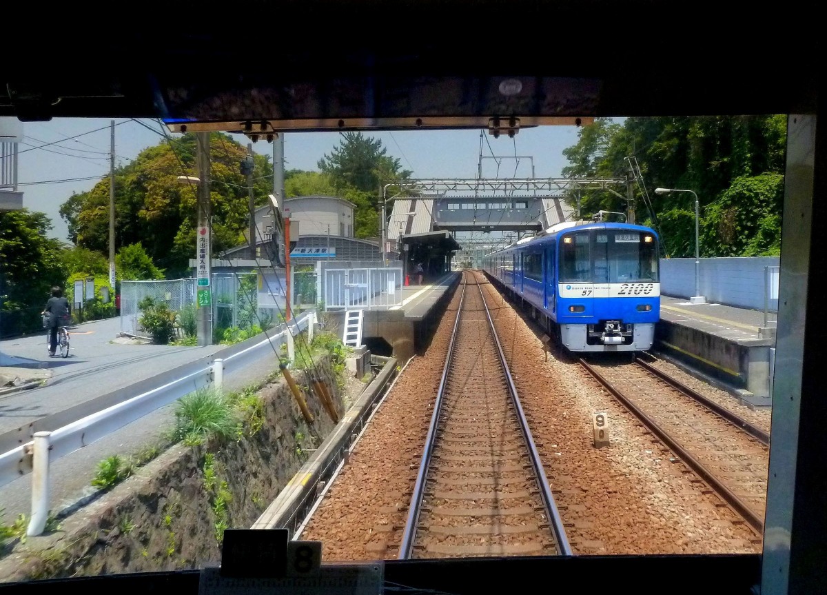 Zweiglinien des Keikyû-Konzerns - die Misakiguchi-Linie: Bei der Durchfahrt durch Shin Ôtsu kommt der blaue Zug 2157 (Wagen 2157-2164, Serie 2100) entgegen. 25.Juni 2011. 
