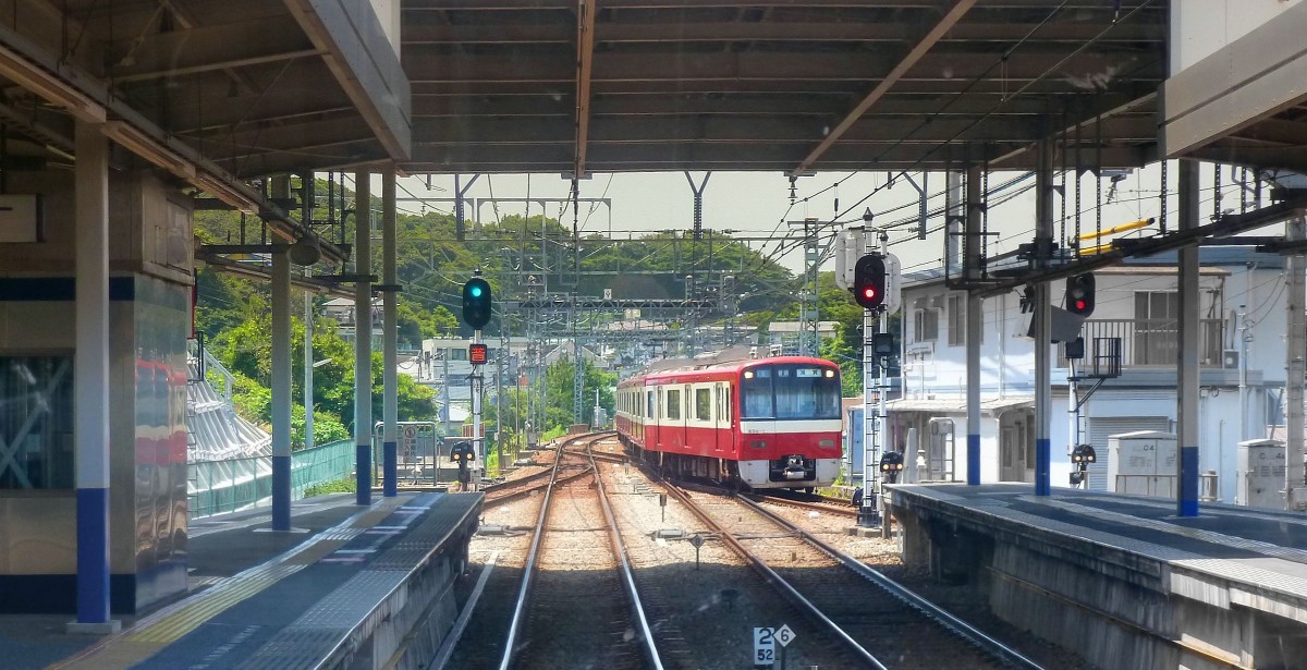 Zweiglinien des Keikyû-Konzerns - die Uraga-Linie: Einfahrt des Vierwagenzugs 656 (Serie 600) der Uraga-Linie in die Station Horinouchi, 25.Juni 2011. 