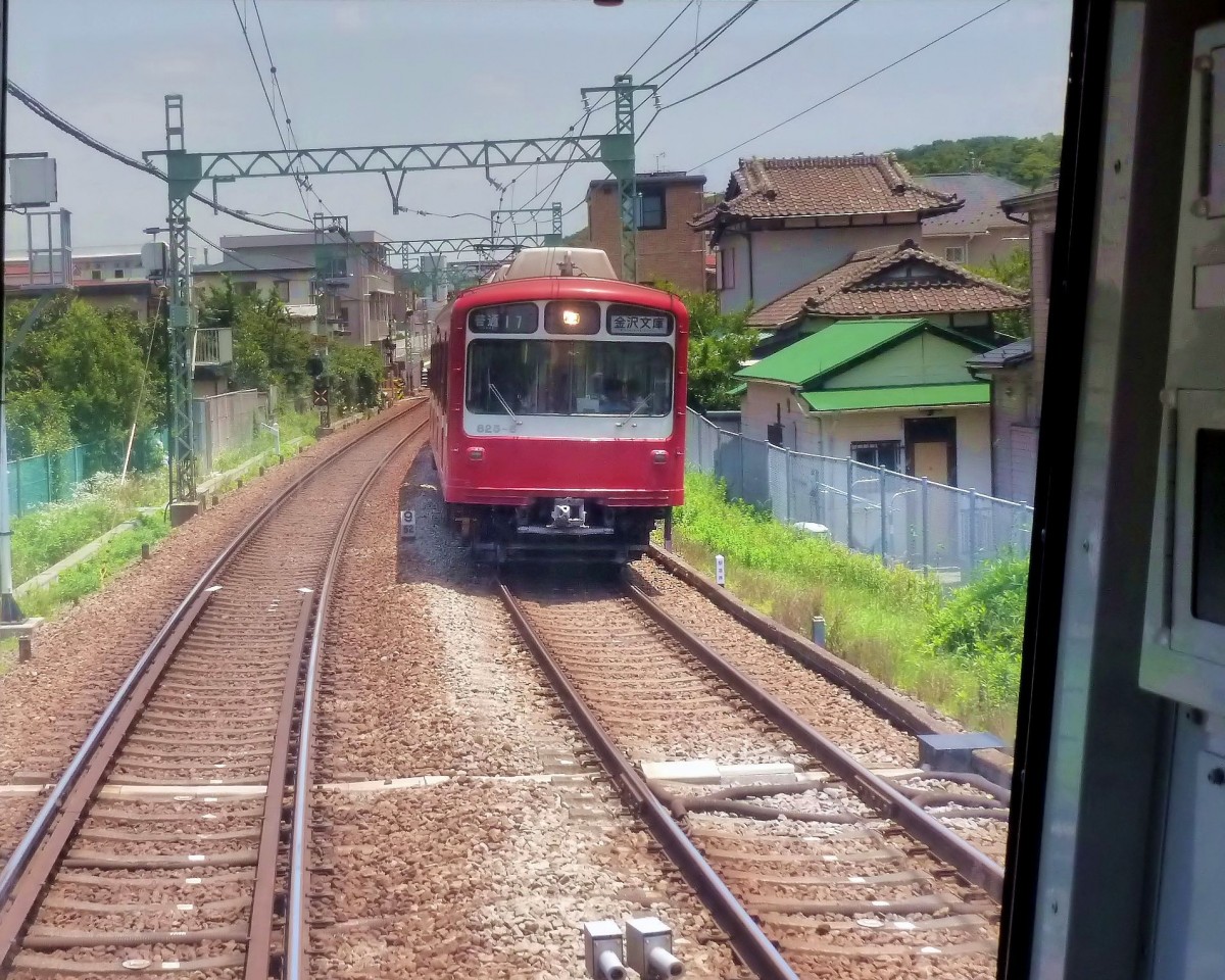 Zweiglinien des Keikyû-Konzerns - die Uraga-Linie: Unterwegs begegnet Zug 825 (Serie 800) in Keikyû Ôtsu, 25.Juni 2011. (durch das verglaste Führerstandrückfenster eines Gegenzugs)