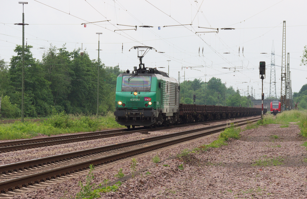 Zweimal am Tag pendelt der  Brammenzug  zwischen der Dillinger Hütte und Dünkirchen in Frankreich. Stammlok ist 4 37014, die hier am Morgen des 04.06.2016 die erste Fuhre in Richtung Forbach/Frankreich zieht. Bahnstrecke 3230 Saarbrücken - Kartaus.