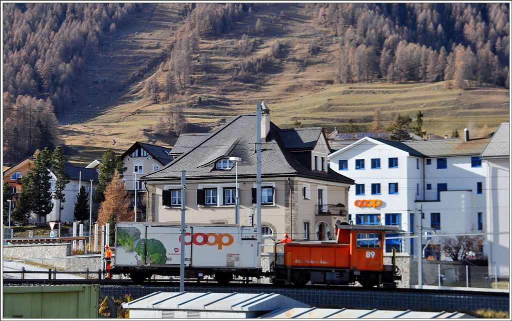 Zweimal COOP in Samedan Tm 2/2 89 mit  Hauszustellung . (16.11.2015)