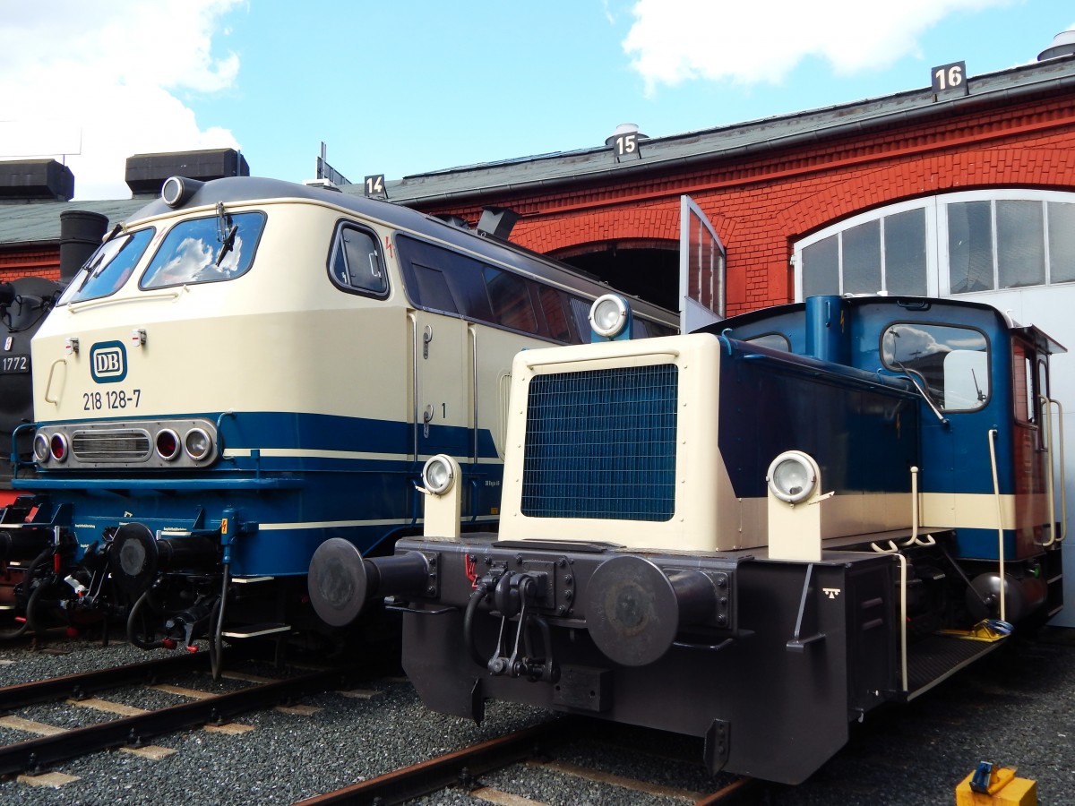 Zweimal DIESEL-POWER in Blau-Weiss (DB 218//Köf 332) am 5.4.2015 vor dem
Ringlokschuppen SIEGEN/Westfalen (Bahnhofsfest)