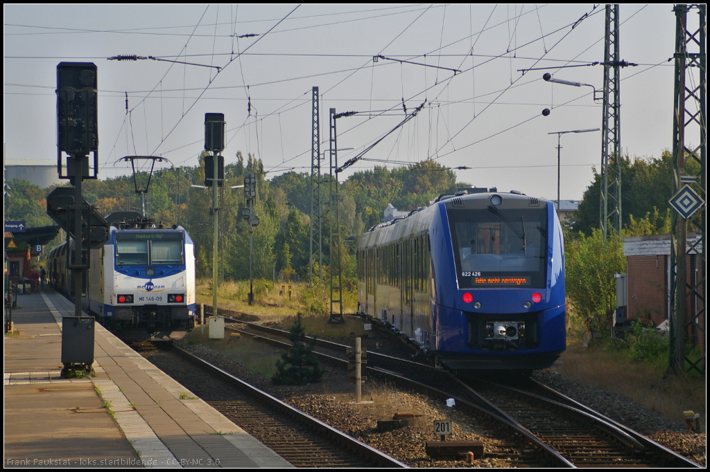 Zweimal hinterher geschaut: Whrend ME 146-09 mit dem ME 82114 nach Hamburg Hbf am Gleis 103 steht, fhrt am 05.09.2014 vlexx 622 426-4 whrend einer Testfahrt auf ein Seitengleis im Bahnhof Uelzen