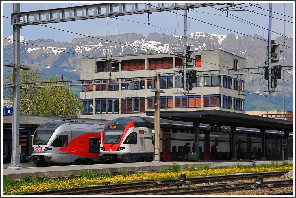 Zweimal Stadler in Buchs SG. SOB S4 23450 kreuzt hier den RE4869. (29.04.2015)