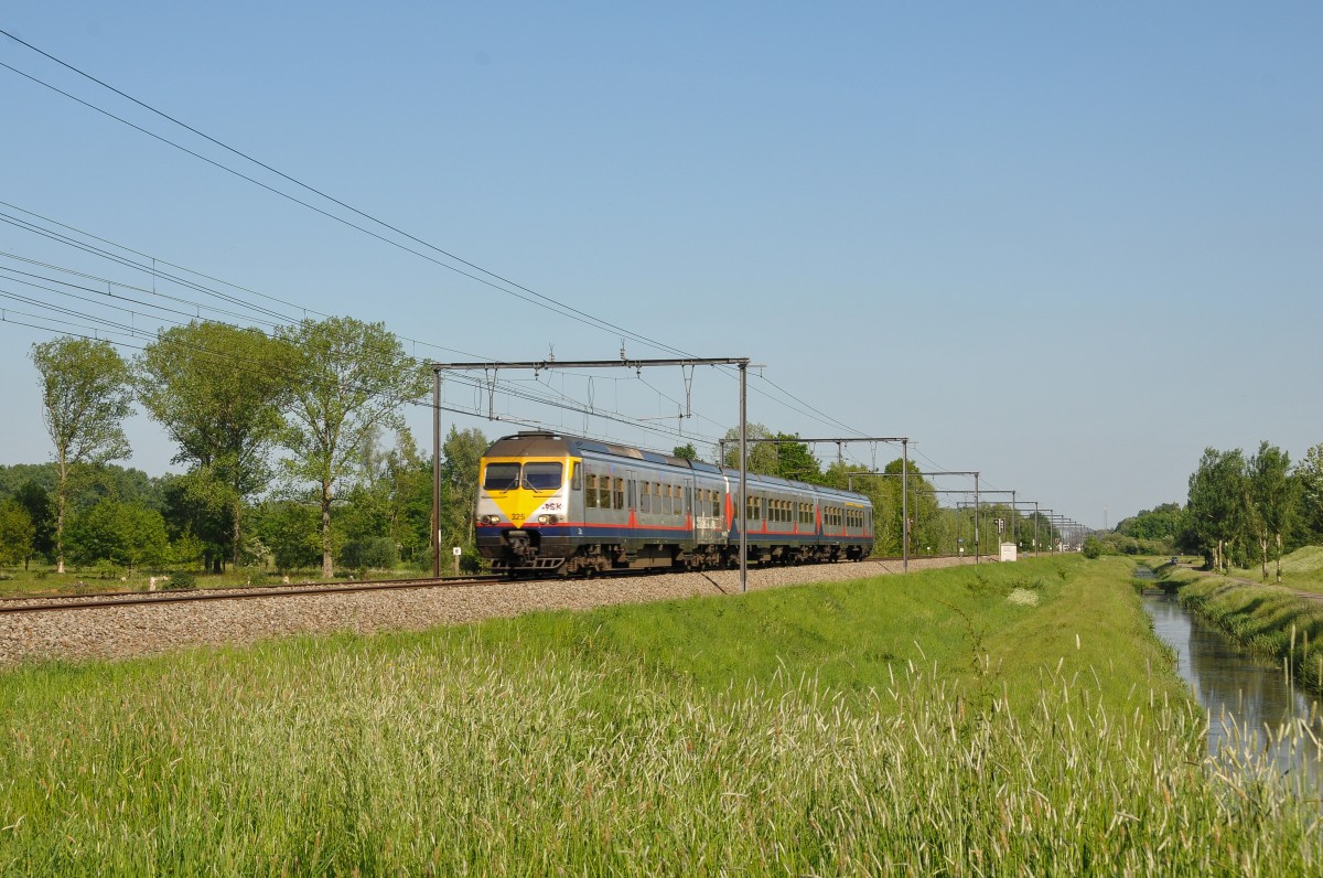 Zweimal Triebzug AM80. Hier 325 als L2487 Hasselt - Leuven kurz hinter dem Haltepunkt Schulen in der sogenannten Memling-Lackierung. Aufgenommen am 15/05/2015 bei Schulen.