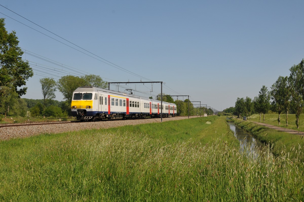 Zweimal Triebzug AM80. Hier 352 als L2486 Hasselt - Leuven kurz hinter dem Haltepunkt Schulen in der neuen Lackierung. Aufgenommen am 15/05/2015 bei Schulen.