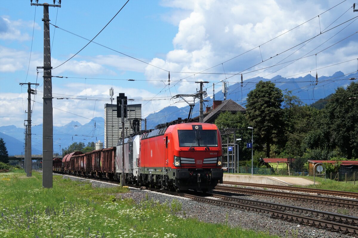 Zweimal Vectron: DB 193 313 und Lokomotion 193 775 durchfahren mit einem Güterzug den Bahnhof Rothenthurn nach Südwesten in Richtung Villach.
06.08.2021