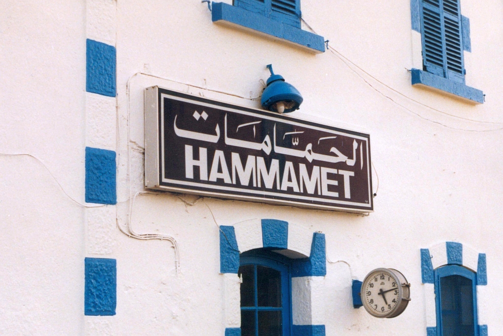 Zweisprachiges Stationsschild des Gare de Hammamet im April 1999. (Fotoscan)
