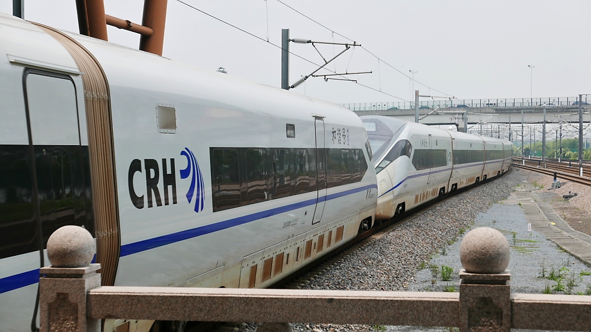 Zweiteiliger CRH380D-Zug (2 x 8 Wagen) in Suzhou, 20.6.15