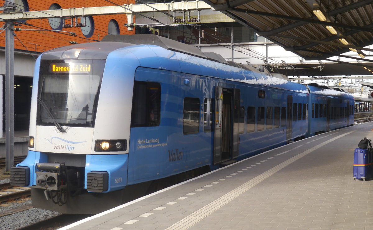 Zweiteiliger Protos-Elektrotriebzug 5031 aus Dessau auf der von Connex betriebenen Valleilijn, aufgenommen im Bahnhof Amersfoort, 31.3.17.