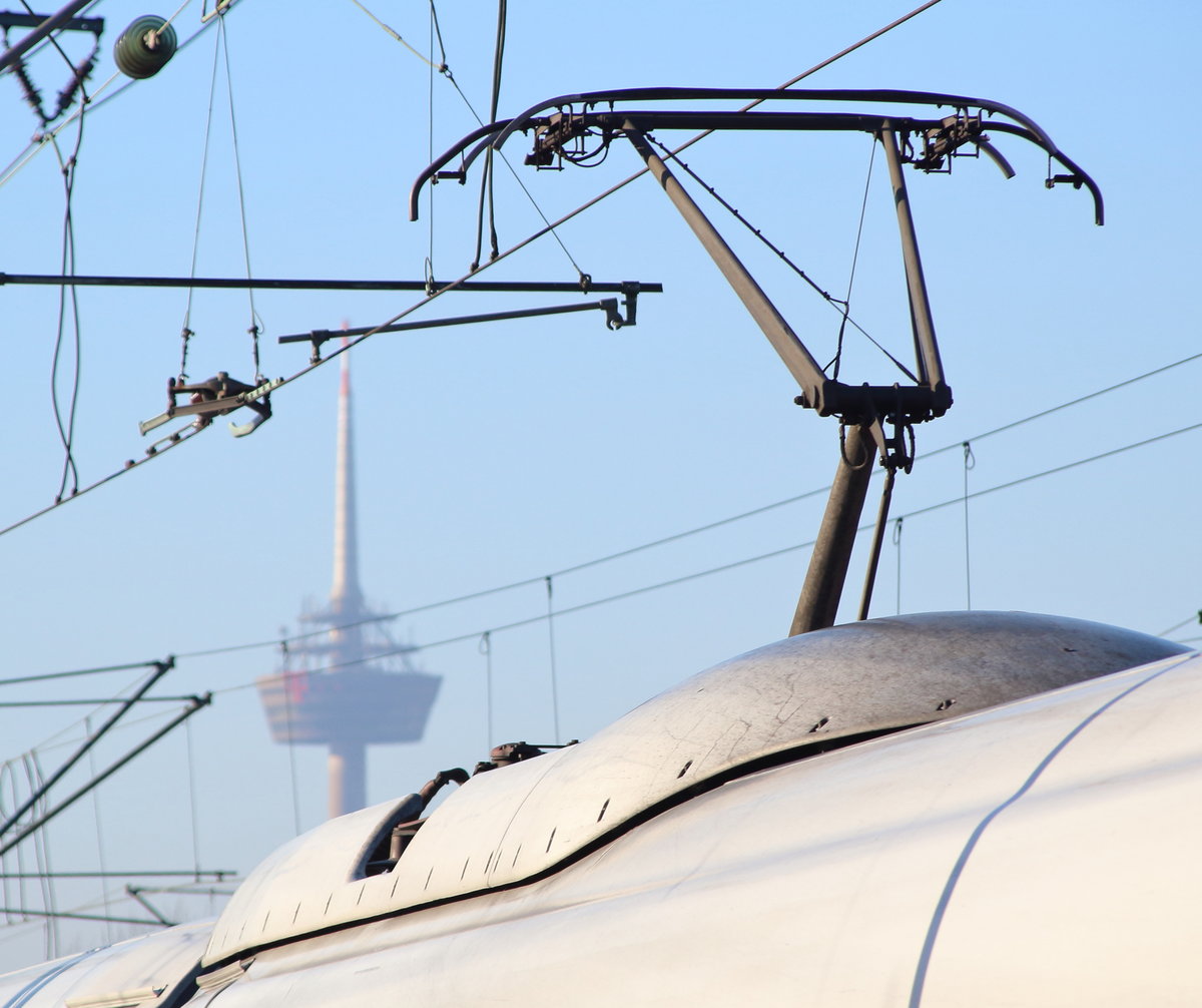 Zweiter Versuch - Detailbild mit Aussicht. Im Januar 2017 habe ich ein ähnliches Bild hochgeladen, Stromabnehmer einer S-Bahn mit dem  Colonius . Doch dort war der  Colonius  hinter dem Stromabnehmer versteckt. Hier dann ein Bild mit besserer Bildgestaltung. Sowohl der Stromabnehmer von Tz 301  Freiburg im Breisgau , als auch der  Colonius  sind zu sehen. Unterwegs war der Triebzug mit Tz 309  Aalen  als ICE 519 (Dormund Hbf - München Hbf).

Köln Messe/Deutz, 03. Dezember 2016