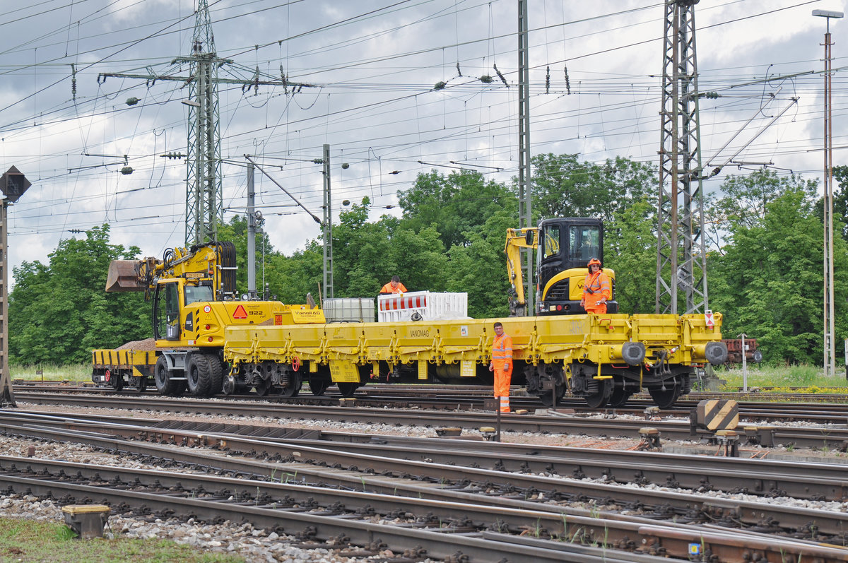 Zweiweg- Bagger 9903 575-5 zusammen mit dem Güterwagen 3940 055-1 und dem Kleinwagen 34.1. 4461 5 manövrieren am Badischen Bahnhof. Die Aufnahme stammt vom 06.06.2017. 