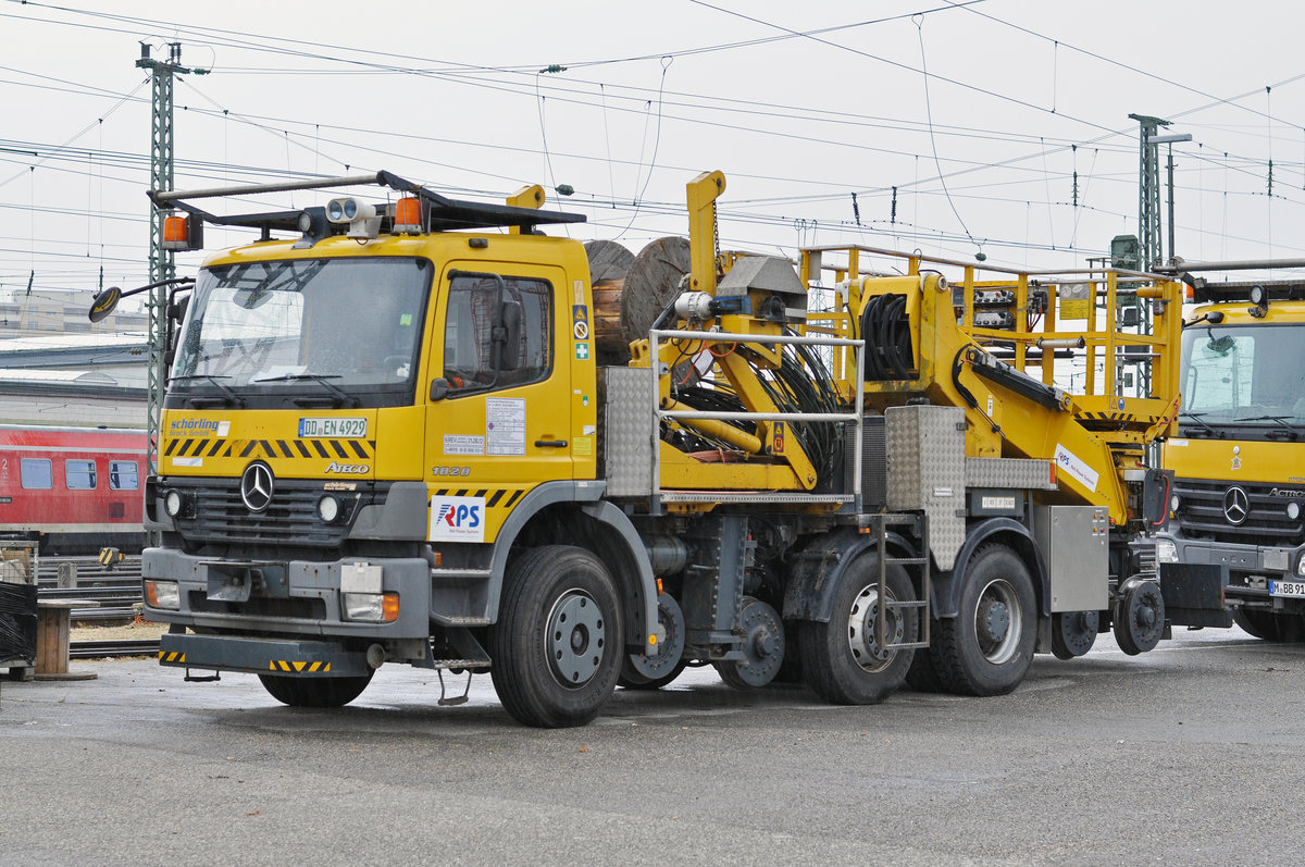 Zweiweg Fahrzeug 99 80 9906 313-8 steht beim Badischen Bahnhof. Die Aufnahme stammt vom 20.10.2017.