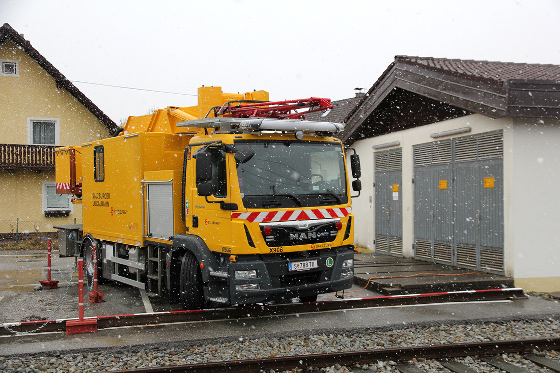 ZweiWeg-Fahrzeug der Salzburger Lokalbahn // Bürmoos // 28. Dezember 2017