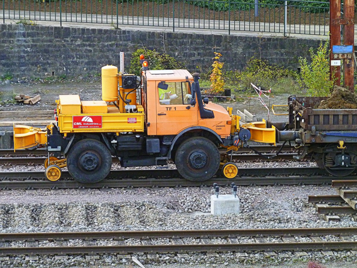 Zweiweg Unimog U 1600 der Firma CML Industries s.a. aus Libramont (Belgien) im Einsatz bei Gleisbauarbeiten im ehemaligen Bahnhof Differdingen, auf der Strecke Esch-Pétange-Rodange. 05.11.2015