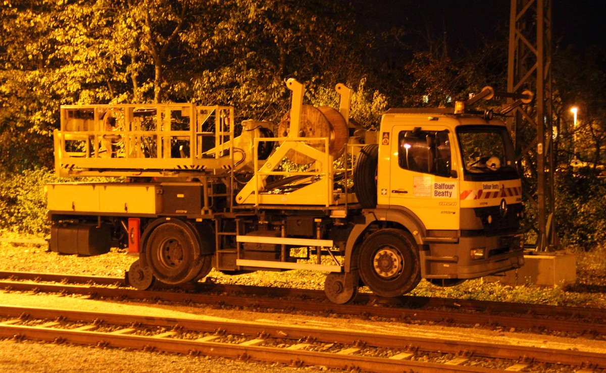 Zweiwege Atego 1828 Balfour Beatty in Hochstadt/ Marktzeuln am 24.10.2013.