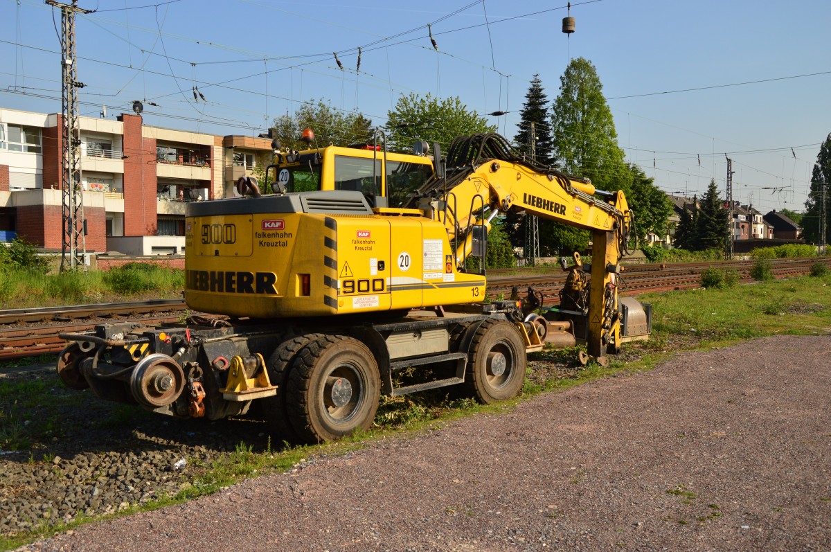 Zweiwege Bagger in Rheydt abgestellt. 5.5.2014
