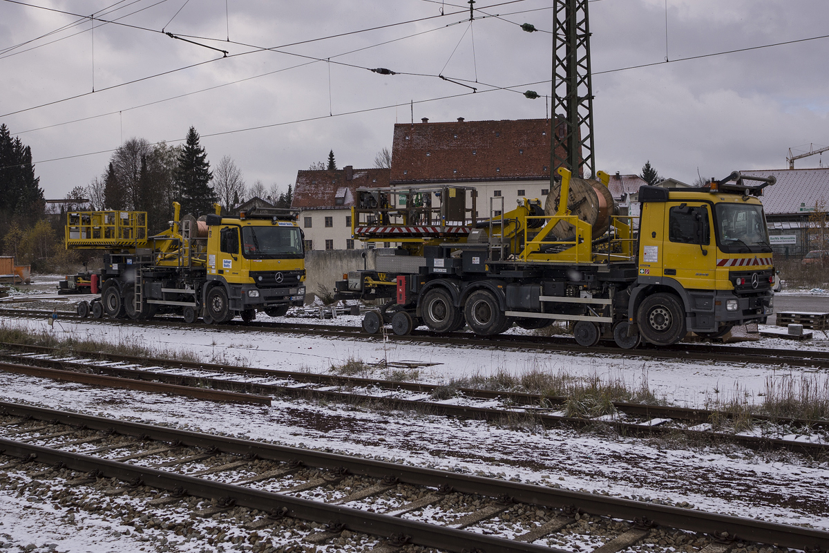 Zweiwege-Baufahrzeuge auf einem Abstellgleis im Bf Traunstein am 25.11.2013