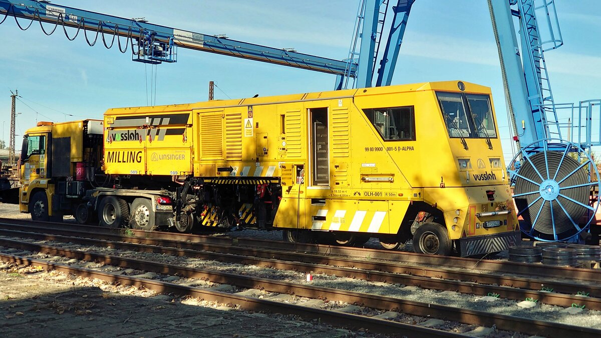 Zweiwege-Fräswagen SF02 W-FS von Linsinger bei Vossloh in Leipzig-Engelsdorf am 18.10.2021

Informationen: https://www.vossloh.com/en/products-and-solutions/product-finder/product_24256.php