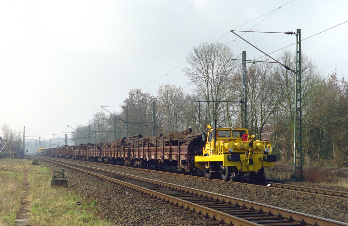 Zweiwege-Unimog mit Schwellenzug (Streckensanierung Hamburg-Harburg–Buchholz [Nordheide]) am 09.04.2004 in Hittfeld