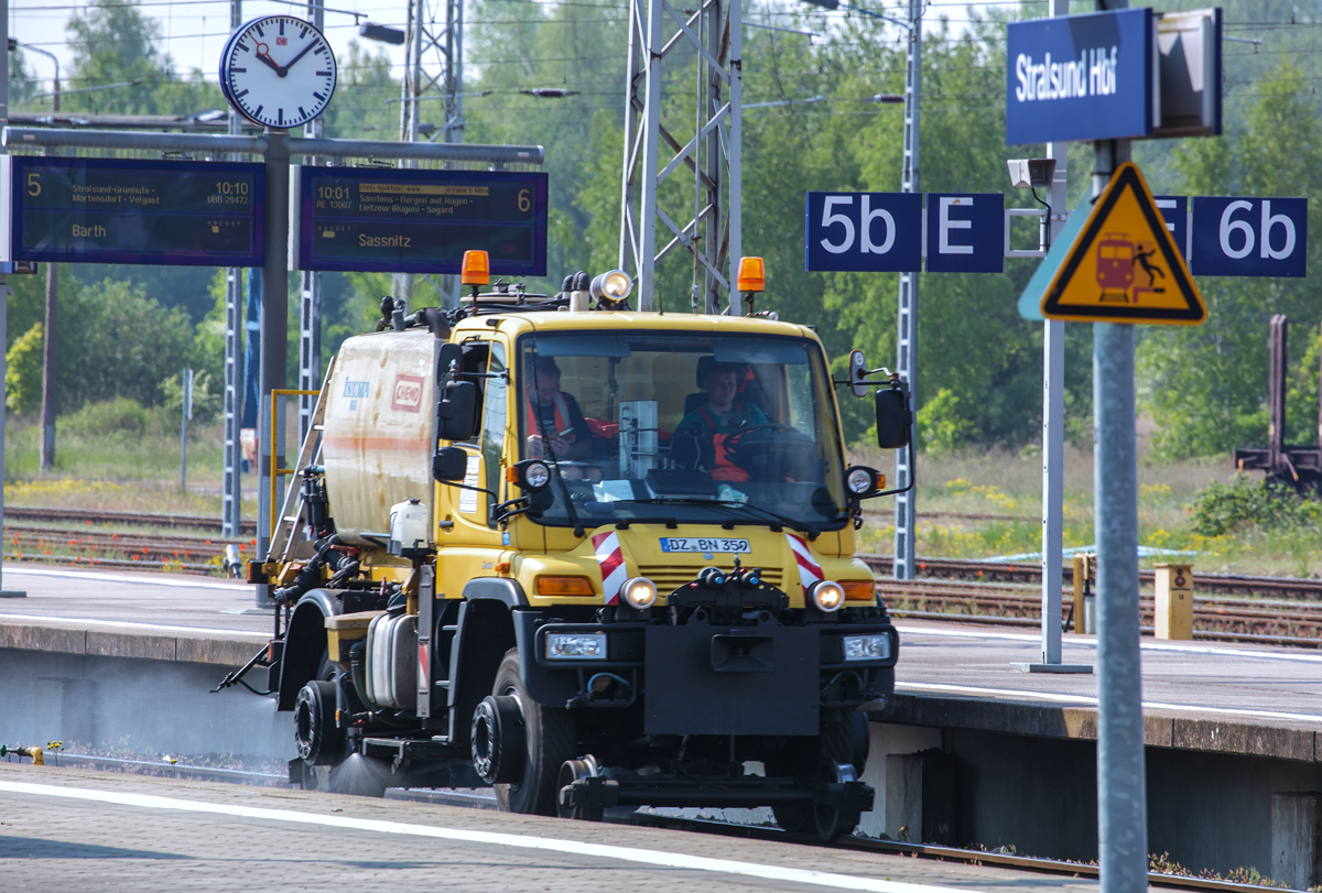 Zweiwege Unimog Spritzzug auf Gleis 5 in Stralsund fährt bis zum UBB Triebwagen und wartet auf deren Abfahrt nach Barth. - 24.05.2016

