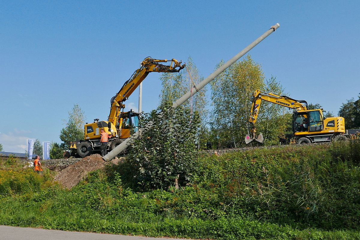 Zweiwegebagger A 922 Rail bei Bauarbeiten zur Elektrifizierung der Sdbahn. Meckenbeuren, 21.09.2020