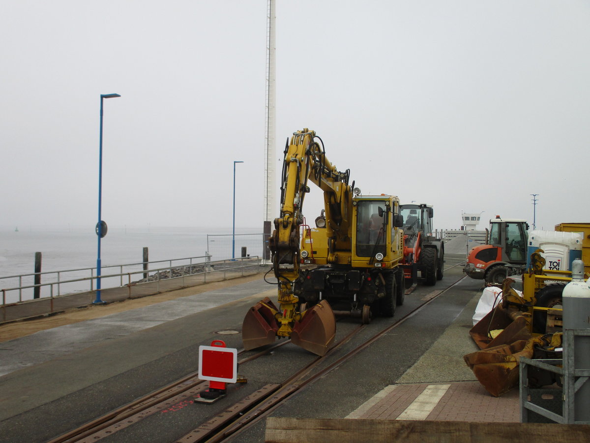 Zweiwegebagger am Streckenende in Dagebüll Mole am 21.September 2020.