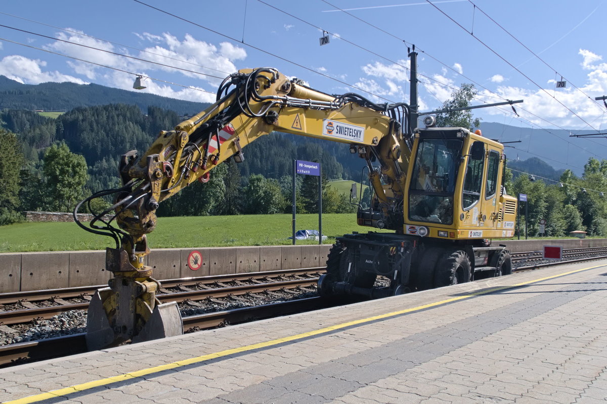 Zweiwegebagger der Fa. Swietelsky bei der Hst. Pill-Vomperbach, beim Neubau der Vomperbachbrücke der Unterinntalbahn (Altstrecke). Aufgenommen 9.8.2019.