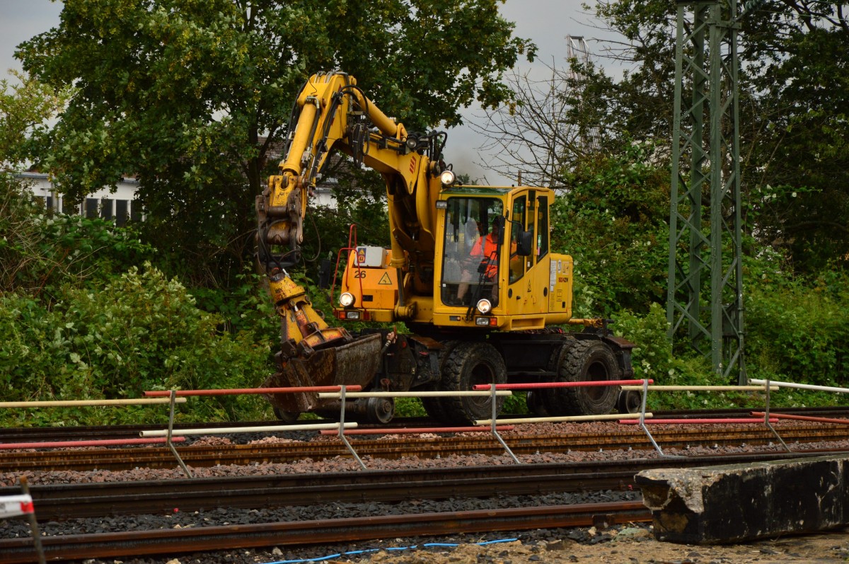 Zweiwegebagger in Kleinenbroich bei der Arbeit....auch Sonntags wird bei der Bahn geschafft.6.7.2014
