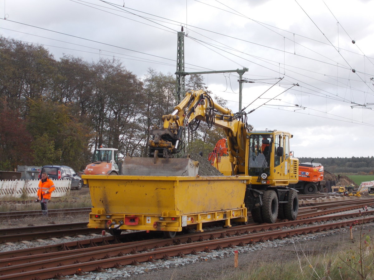 Zweiwegebagger mit Absetzcontainer,am 29.Oktober 2016,in Züssow.