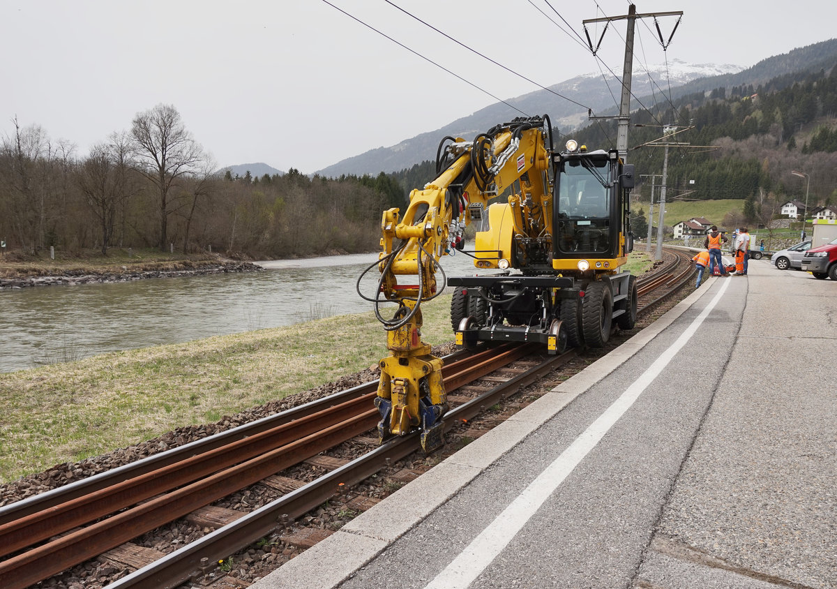 Zweiwegebagger der STRABAG, am 6.4.2016 bei der Haltestelle Berg im Drautal.